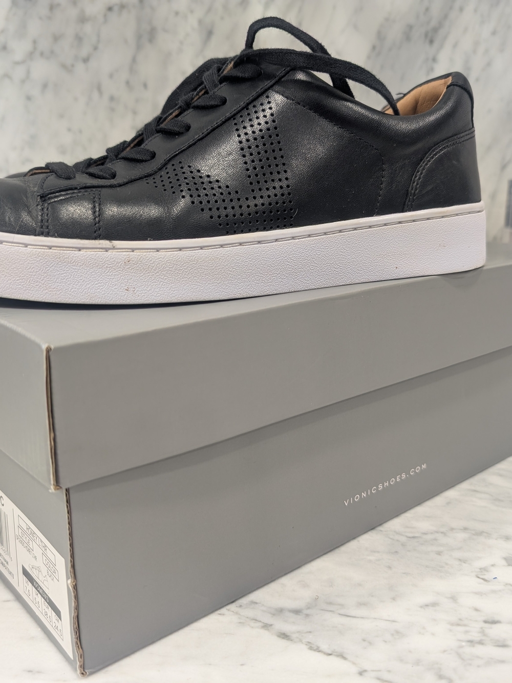 Vionic Women’s Black Leather Built-in Orthotic Casual Sneaker